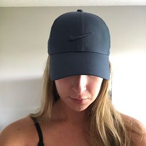 Women’s navy Nike hat